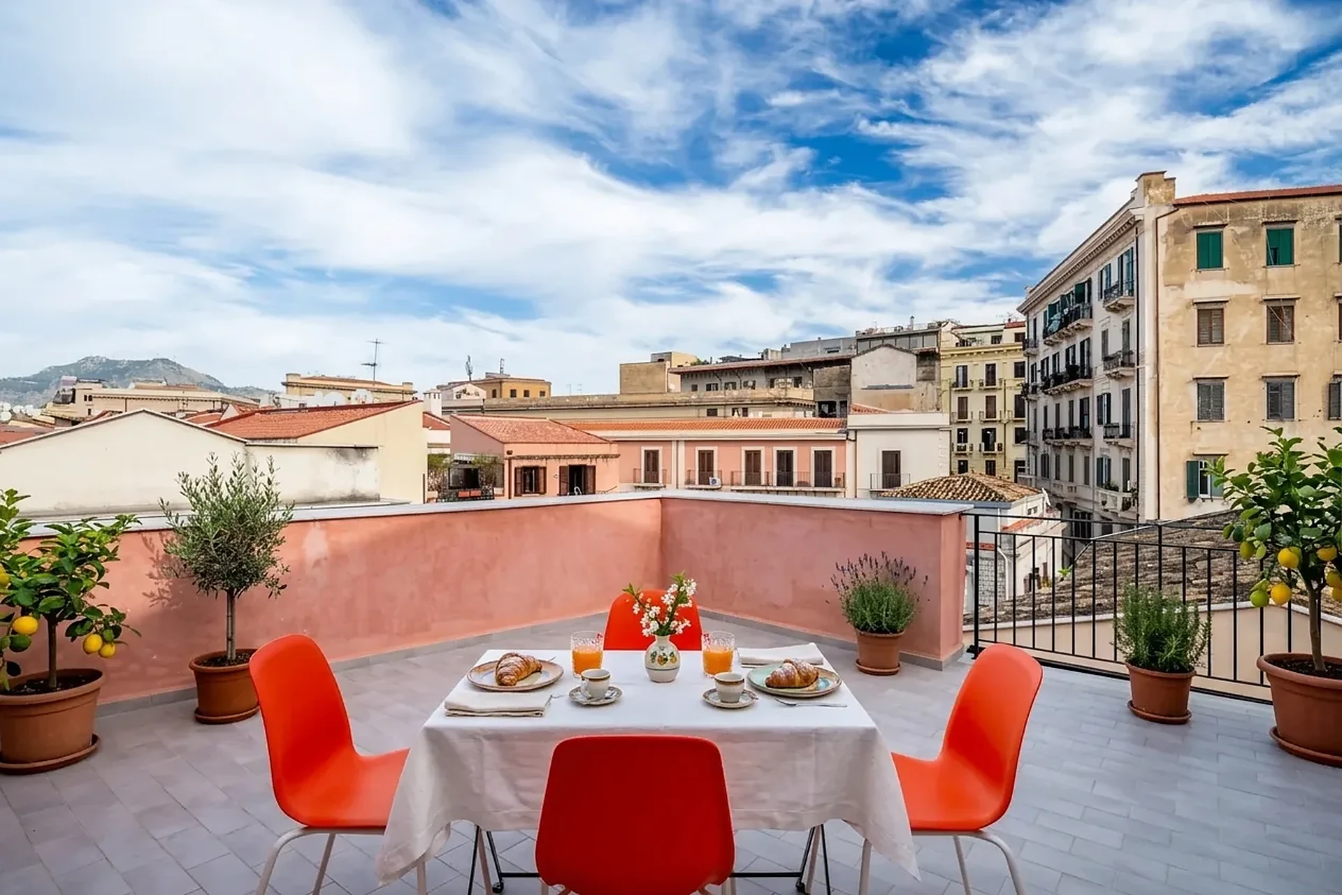 Terrazza panoramica dell'Appartamento 9, Residence Guascone — tavola apparecchiata, vista sui tetti di Palermo