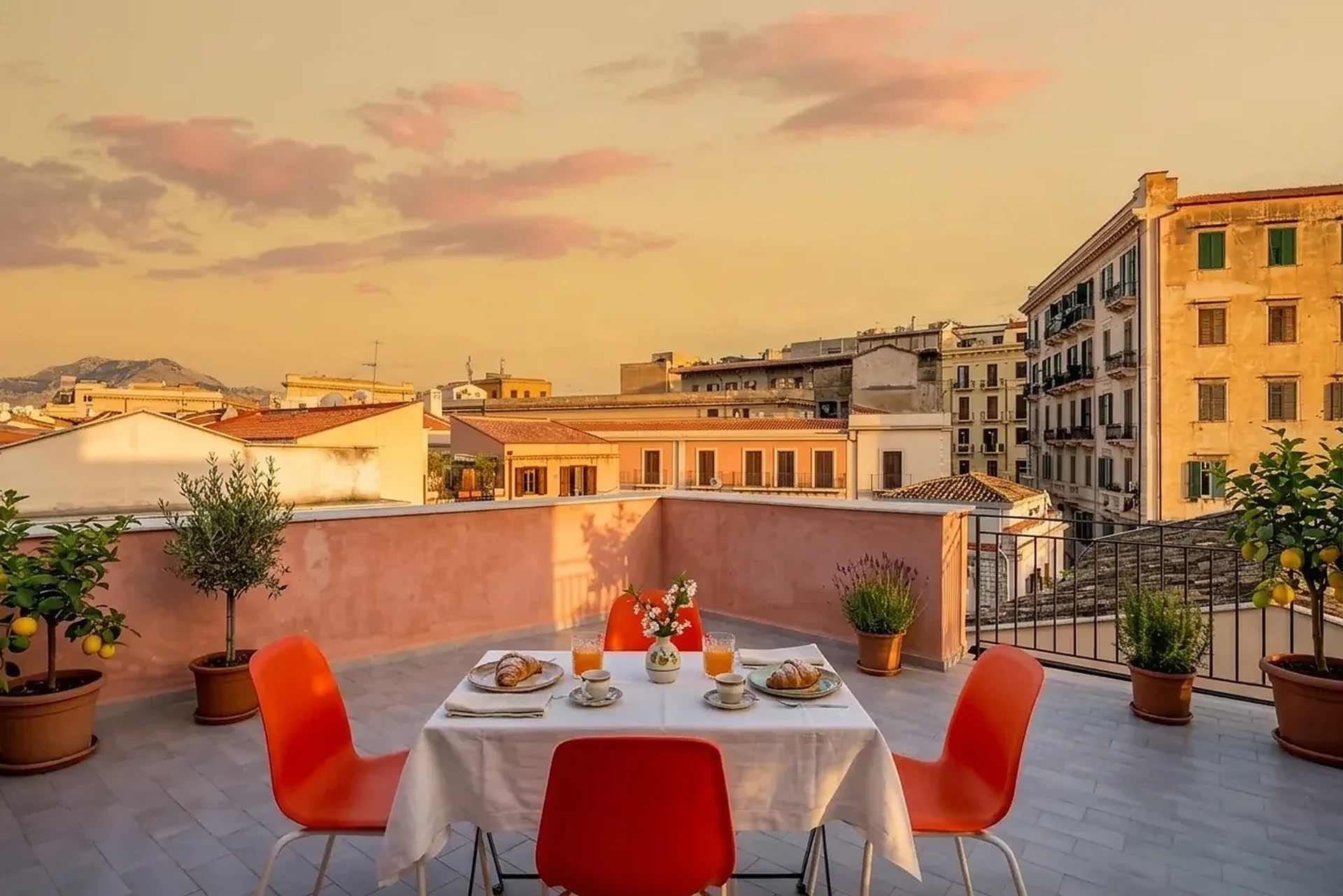 Terrazza panoramica dell'Appartamento 9, Residence Guascone — tavola apparecchiata, vista sui tetti di Palermo